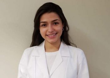 Joven enfermera salvadoreña se recupera del Covid-19 en EUA y regresa al hospital para salvar vidas