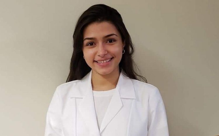 Joven enfermera salvadoreña se recupera del Covid-19 en EUA y regresa al hospital para salvar vidas