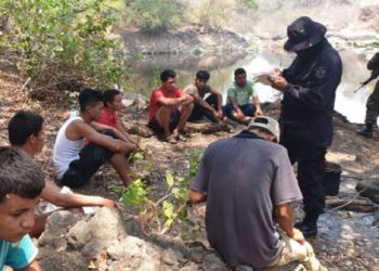 Una mujer y nueve hombres fueron sorprendidos mientras departían a orillas de una poza en San Miguel