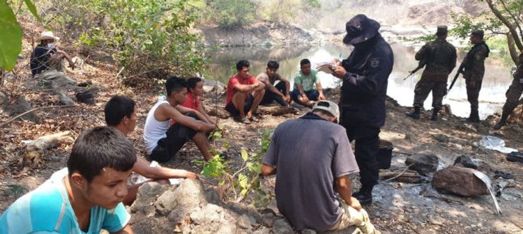 Una mujer y nueve hombres fueron sorprendidos mientras departían a orillas de una poza en San Miguel