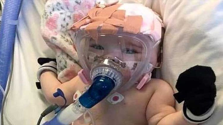 Bebé de seis meses lucha contra el coronavirus conectada a una máquina de oxígeno