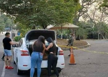 Jóvenes reparten alimentos a policías de San Vicente que trabajan ante la emergencia nacional
