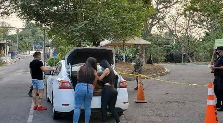 Jóvenes reparten alimentos a policías de San Vicente que trabajan ante la emergencia nacional