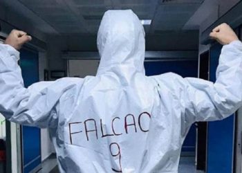 Médico de Turquía que atiende a pacientes de COVID-19 pone en su traje de protección el nombre de su delantero favorito
