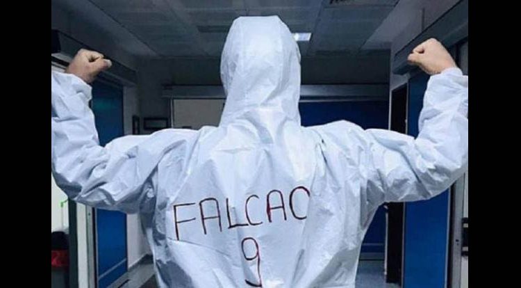 Médico de Turquía que atiende a pacientes de COVID-19 pone en su traje de protección el nombre de su delantero favorito