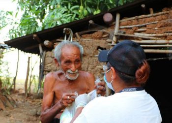 Bienestar Social ayuda a anciano con víveres ante emergencia nacional por el COVID-19