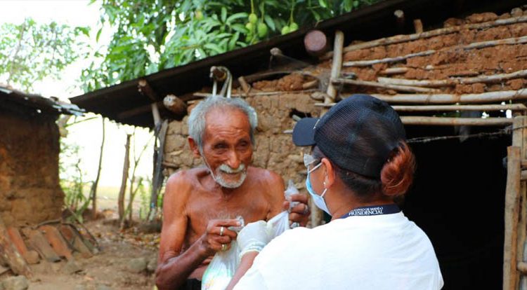 Bienestar Social ayuda a anciano con víveres ante emergencia nacional por el COVID-19