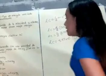 Alumna explica tarea que descargó del portal web del Ministerio de Educación para seguir estudiando