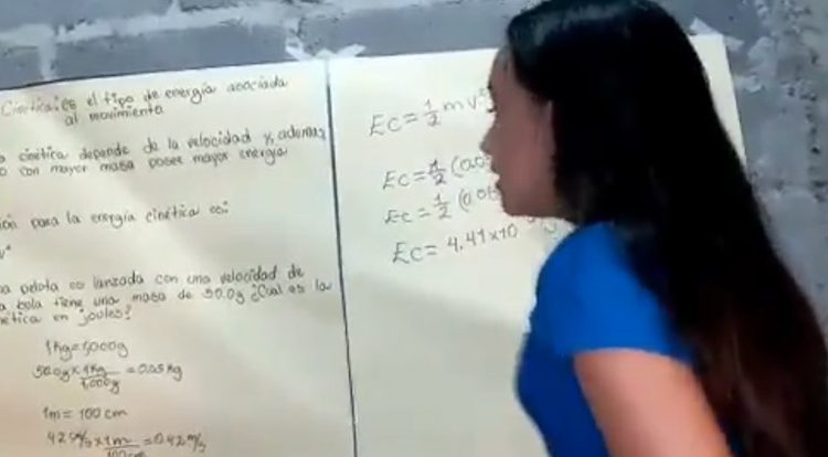 Alumna explica tarea que descargó del portal web del Ministerio de Educación para seguir estudiando