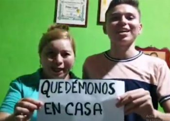 Alumno con mejor nota PAES en el sector público del 2019, invita con su mamá a “quedarse en casa” para prevenir el coronavirus