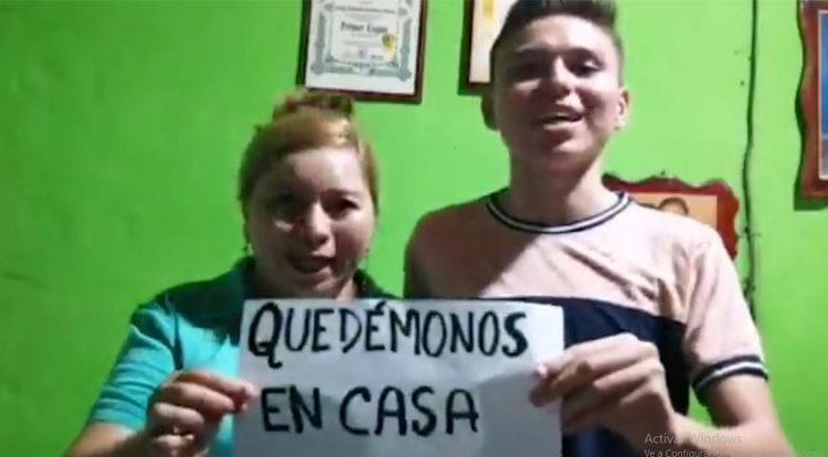 Alumno con mejor nota PAES en el sector público del 2019, invita con su mamá a “quedarse en casa” para prevenir el coronavirus