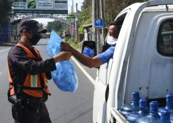 Ciudadano realiza noble gesto y regaló agua a un policía que brinda seguridad por el coronavirus