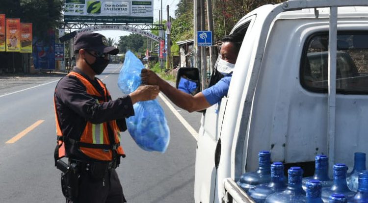 Ciudadano realiza noble gesto y regaló agua a un policía que brinda seguridad por el coronavirus