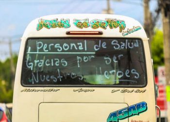 Microbuseros colocan mensajes en sus unidades para que personal de Salud no pague pasaje