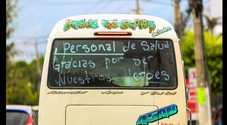 Microbuseros colocan mensajes en sus unidades para que personal de Salud no pague pasaje