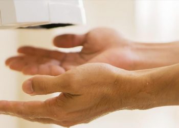 Secarse la manos con papel es más efectivo que usar una secadora eléctrica para no contraer virus, según estudio científico