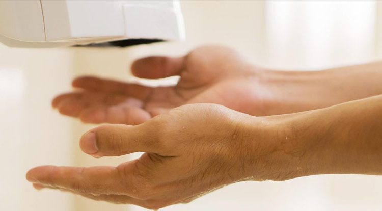 Secarse la manos con papel es más efectivo que usar una secadora eléctrica para no contraer virus, según estudio científico