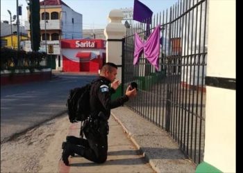 Captan a un agente de Guatemala orando frente a una iglesia cerrada en Verapaz