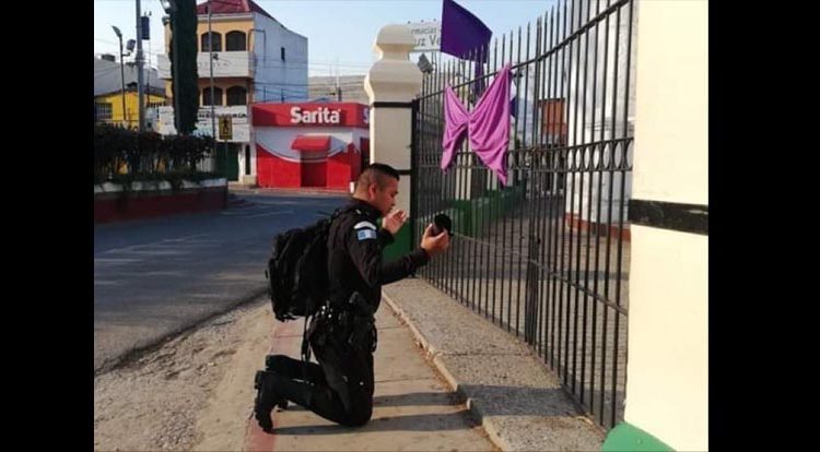 Captan a un agente de Guatemala orando frente a una iglesia cerrada en Verapaz