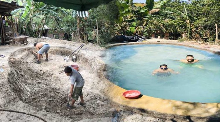 Familia salvadoreña decide construir una piscina para refrescarse en cuarentena