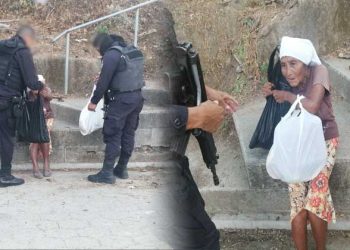 Agentes de la PNC regalan víveres a una anciana de escasos recursos