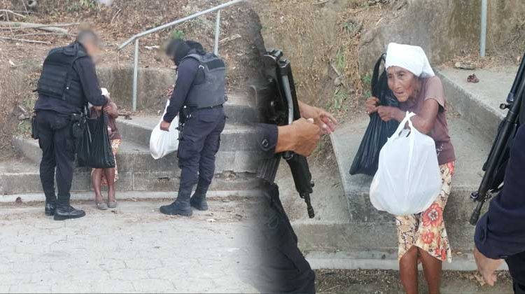 Agentes de la PNC regalan víveres a una anciana de escasos recursos