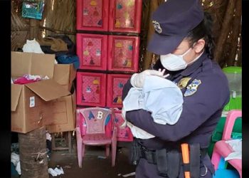 Agente de la PNC atiende a mujer en labores de parto en Sonsonate