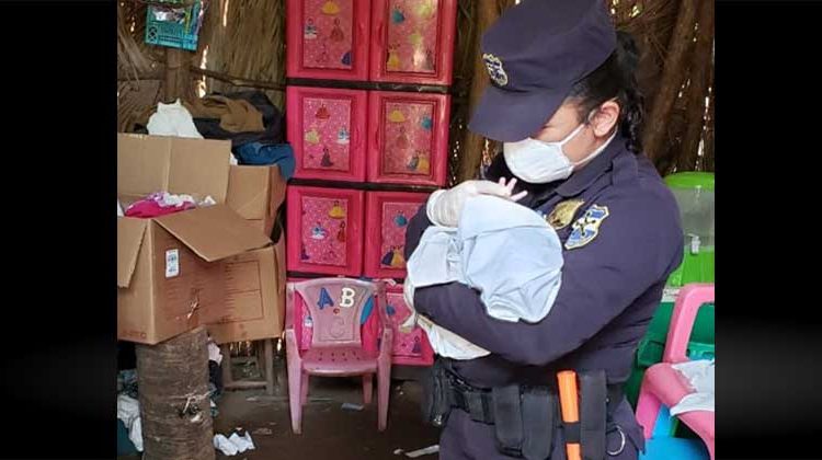 Agente de la PNC atiende a mujer en labores de parto en Sonsonate