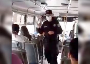 Agente policial comparte poderoso mensaje cristiano con pasajeros de una unidad de transporte