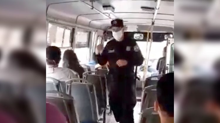 Agente policial comparte poderoso mensaje cristiano con pasajeros de una unidad de transporte