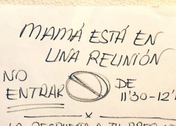 Una madre se hace viral al compartir el cartel que usa para conciliar el teletrabajo y sus hijos