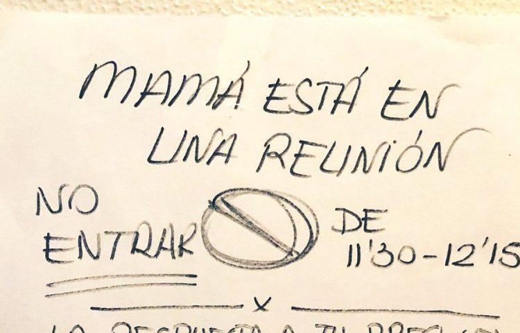 Una madre se hace viral al compartir el cartel que usa para conciliar el teletrabajo y sus hijos