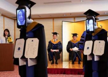 Robots acuden a ceremonia de graduación en lugar de estudiantes por la pandemia de coronavirus
