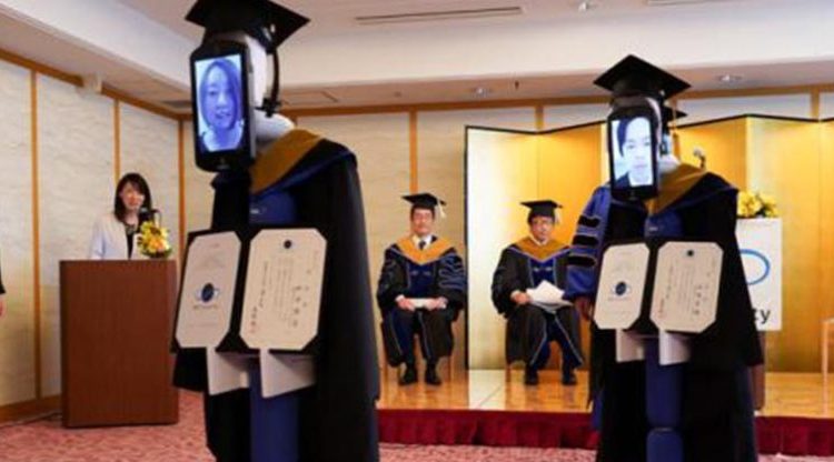 Robots acuden a ceremonia de graduación en lugar de estudiantes por la pandemia de coronavirus