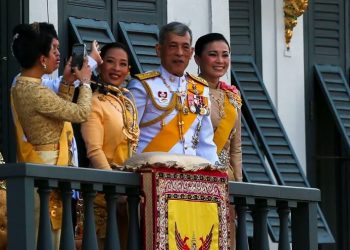 Rey de Tailandia hace su cuarentena confinado con 20 concubinas