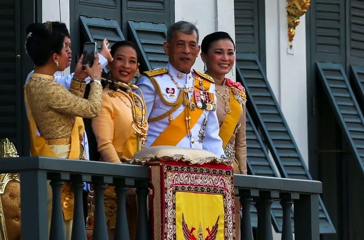 Rey de Tailandia hace su cuarentena confinado con 20 concubinas