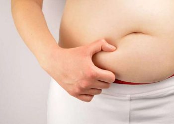 Hombres con sobrepeso son los más propensos a adquirir el coronavirus, según estudio