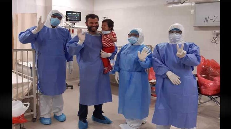 Niña de 2 años vence exitosamente al coronavirus y es dada de alta