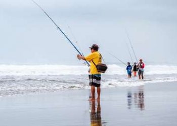 Policías ven a un pescador saltándose la cuarentena, pero al acercarse descubren que es un muñeco