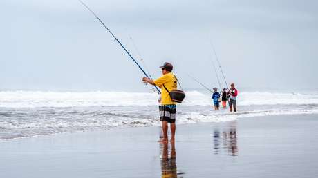 Policías ven a un pescador saltándose la cuarentena, pero al acercarse descubren que es un muñeco