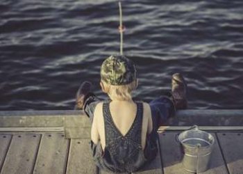 Un niño resuelve un caso de robo de hace 8 años mientras pesca con imanes en un lago