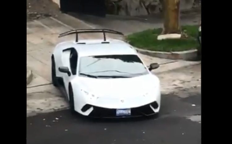Salvadoreño sale en su Lamborghini a realizar las compras