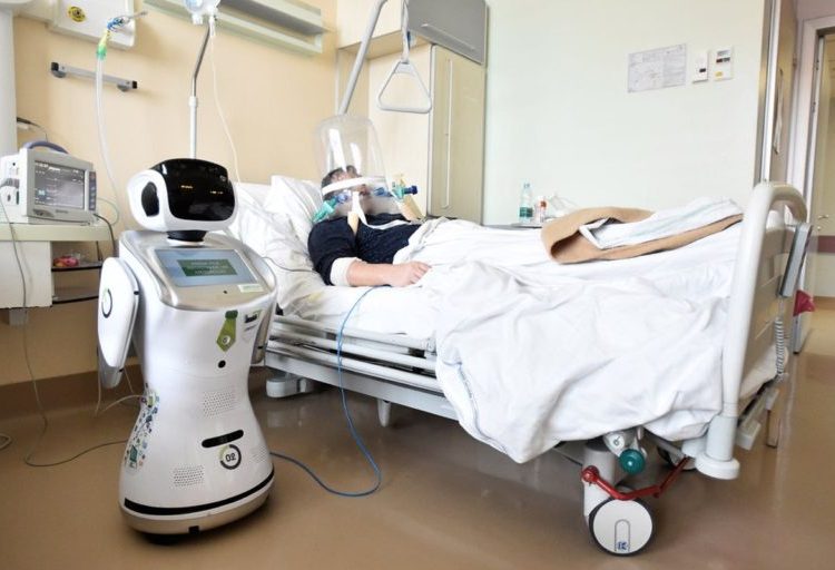 Robots ayudan a combatir el COVID-19 en los hospitales
