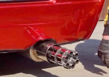 Le puso el cañon de una ametralladora al escape de su carro y ahora suena así