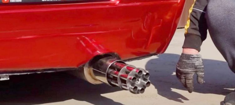 Le puso el cañon de una ametralladora al escape de su carro y ahora suena así