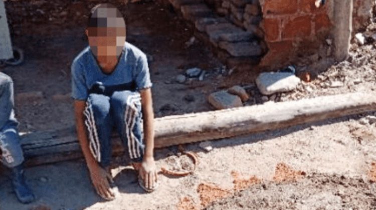 Tenía que hacer la tarea con lo que tuviera en casa y conmovió a toda la comunidad