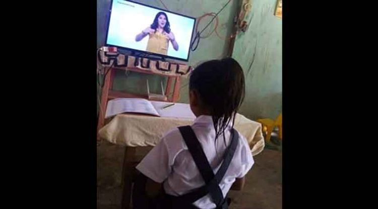 Niña viste su uniforme escolar para recibir con responsabilidad sus clases virtuales durante la cuarentena