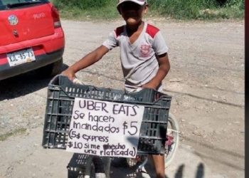 Íker, el niño que ofrece servicio de “mandados” para comprarse una tablet y hacer sus tareas