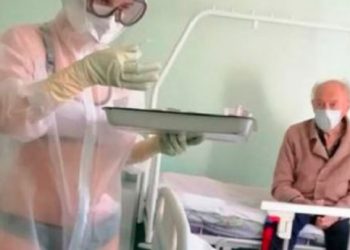 Sancionan a joven enfermera que atendió a pacientes con lencería y una bata transparente