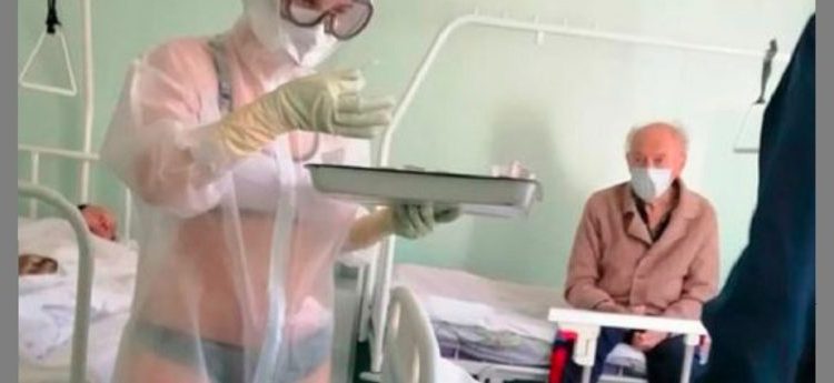 Sancionan a joven enfermera que atendió a pacientes con lencería y una bata transparente